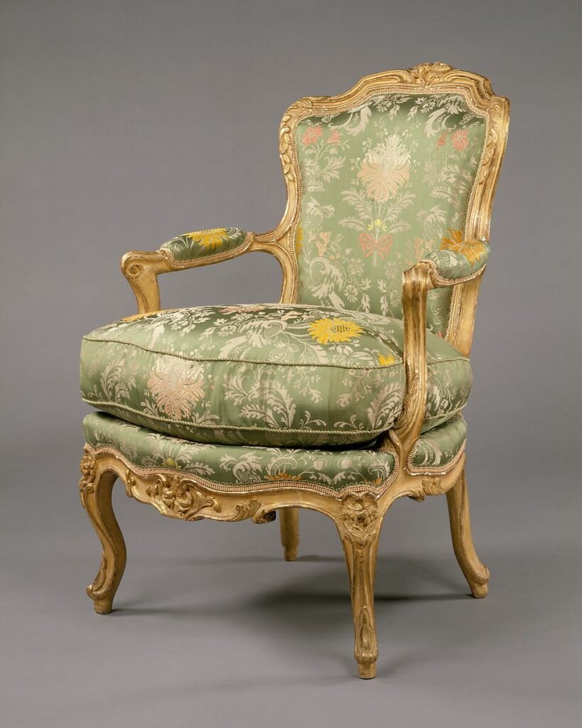 Fauteuil en cabriolet A classic Rococo armchair with cabriole legs and flowing lines rococo